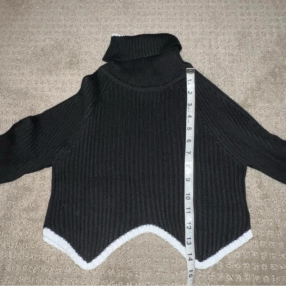 NWT Boutique Vestique Turtle Neck Cropped Sweater Size Small - Picture 4 of 6